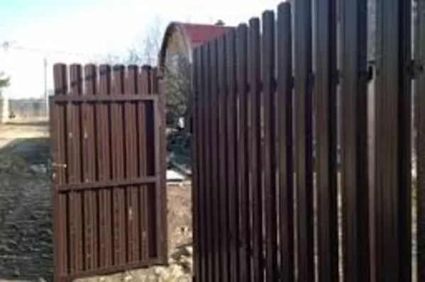 Купить забор для дачи из металлического штакетника от производителя
